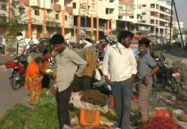 शासनाने लॉकडाऊन कालावधीत फक्त ठोक फळे व भाजीपाला विक्रीची परवानगी दिली असताना शहरातील तरोडा नाका परिसरात मात्र दररोज चक्क बाजार भरवला जातोय.