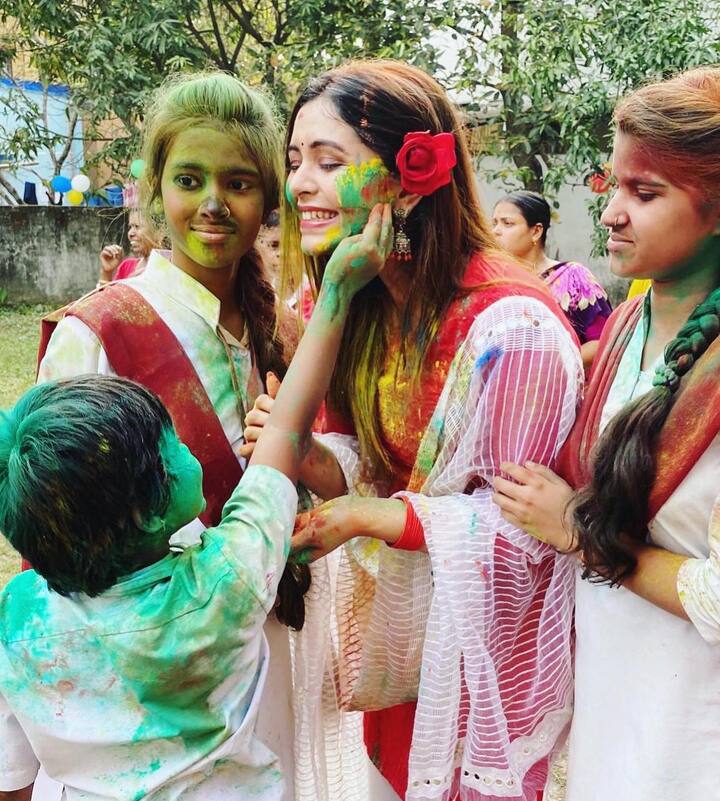 সদ্য অসুস্থতা কাটিয়ে উঠেছেন। করোনা পরিস্থিতিও দোল খেলেননি এইবছর। নিজের স্কুলে পুরনো দোল খেলার ছবি শেয়ার করলেন ঋতাভরী চক্রবর্তী।