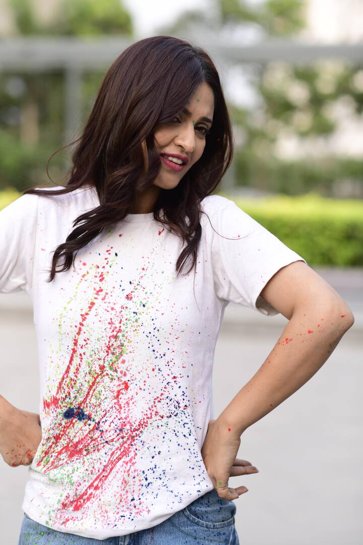 সাদা পোশাক পরে দোল উৎসবে সামিল হলেন প্রিয়াঙ্কা।