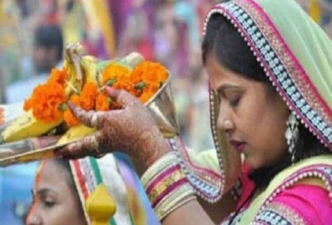હોલિકા દહનના દિવસે મહિલાઓએ માથું ઢાંકીને રાખવું જોઇએ, આવું કરવાથી તેના સંતાનની રક્ષા થાય છે. સંતાનની રક્ષા માટે આજના દિવસે માતા ઉપવાસ પણ રાખી શકે છે.