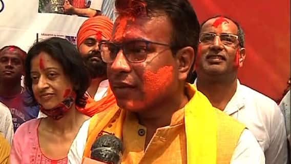 Holi 2021: প্রচারে বেরিয়ে অন্য় মেজাজে রাজনীতিকরা, দোল খেললেন শোভনদেব-রুদ্রনীল
