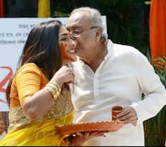 Holi 2021: প্রচারে ব্যস্ত রাজ, একাকী দোল কাটাতে হল শুভশ্রীকে