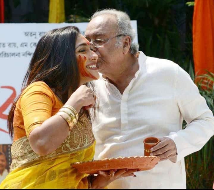 করোনাকালেই রঙের উৎসব। নিয়মবিধি মেনে আর সবার মত দোলে মাতল গোটা টলিউড। কেউ ধুলো ঝাড়লেন স্মৃতির পাতা থেকে। কেউ আবার নতুন করে রঙিন হলেন। সোশ্যাল মিডিয়ায় শেয়ার করলেন ছবিও। এই ছবিটি আজ সোশ্যাল মিডিয়ায় শেয়ার করেছেন ঋতুপর্ণা সেনগুপ্ত। সৌমিত্র চট্টোপাধ্যায়ের সঙ্গে দোলের এই ছবিটি শেয়ার করেছেন অভিনেত্রী।