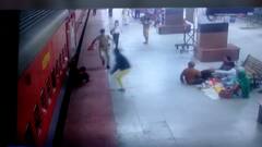 Railway Accident धावती ट्रेन पकडणं प्रवाशाला महागात,ट्रेन-प्लॅटफॉर्मच्या पोकळीत पडल्याने जीव कंठाशी