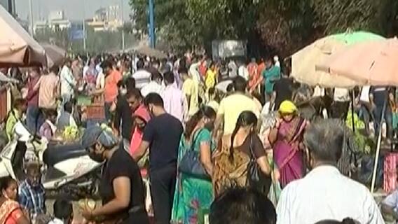 Surat માં પુણા-કુંભારિયા રોડ પર APMCની સામે લોકોની એકઠી થઇ ભીડ, અનેક લોકો માસ્ક વિના જોવા મળ્યા