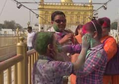 દેશના આ મંદિરમાં કોરોના ગાઈડલાઈન નેવે મુકીને શ્રદ્ધાળુઓ રમ્યા હોળી, જુઓ તસવીરો