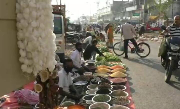 अत्यावश्यक सेवेत भाजीपाला पुरवठा व नागरिकांना दैनंदिन गरजा उपलब्ध व्हाव्यात म्हणून प्रशासनाने ही परवानगी दिली असताना अशा प्रकारे नांदेडकर प्रचंड गर्दी करत आहेत.