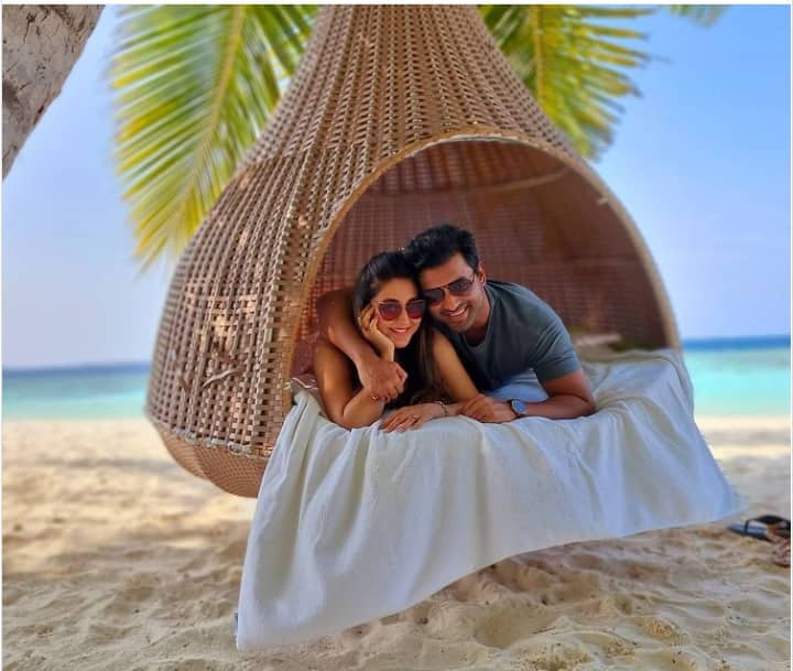 রঙ থেকে দূরে থেকেও তাঁরা রঙিন। মলদ্বীপে ছুটি কাটাচ্ছেন অঙ্কুশ আর ঐন্দ্রিলা।