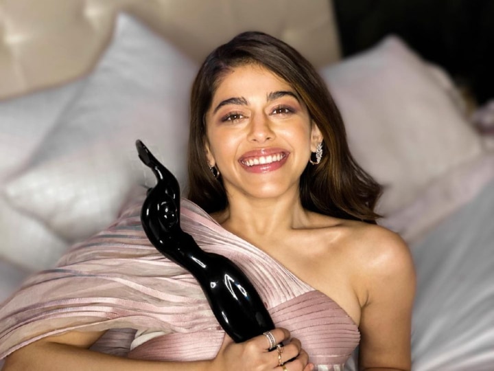 Filmfare Awards 2021: Alaya F Wins Best Debut Female Award For Jawaani  Jaaneman, Poses With Her Black Lady See Pic
