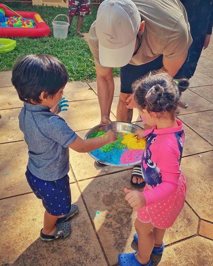 Here's another photo from Inaaya Naumi's Holi 2020 celebrations! The little munchkin will be celebrating Holi with Taimur and his newborn baby boy this time.