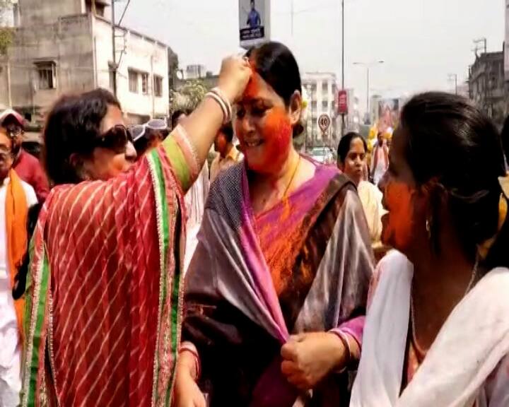 দোল খেলতে খেলতেই প্রচার সারলেন অগ্নিমিত্রা পাল। এদিন বার্নপুর বারি ময়দান এলাকায় রঙের উত্সবে সামিল হন আসানসোল দক্ষিণ বিধানসভার বিজেপি প্রার্থী। এরপর এলাকায় মিছিল করেন তিনি।