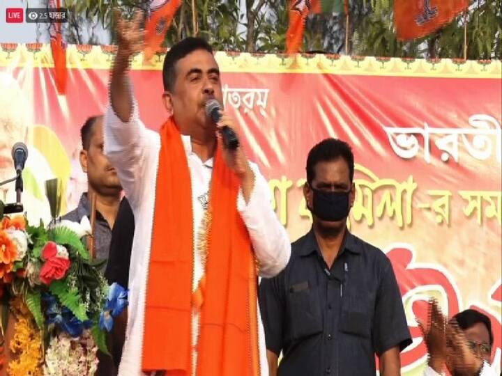 বাড়ির মেজ ছেলে শুভেন্দু দেদার ব্যস্ত। দোলের দিনেও একাধিক রাজনৈতিক কর্মসূচি। তার ফাঁকেই বাড়ির অন্দরে ছোট্ট ভাইঝির হাত থেকে আবির মেখে নিয়েছেন। সব ছবি সৌজন্যে কৃষ্ণেন্দু অধিকারী।