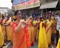 Holi 2021: দোলের দিন জমজমাট ভোটপ্রচার, রং খেলে জনসংযোগ প্রার্থীদের