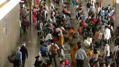 Rajkot ના એસટી બસ ડેપો પર અનેક લોકો ફરી રહ્યા છે માસ્ક વગર, જુઓ વીડિયો