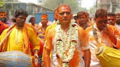 Holi 2021: ঢোল বাজিয়ে দোল উৎসবে মাতলেন কামারহাটির বিজেপি প্রার্থী রাজু বন্দ্যোপাধ্যায়