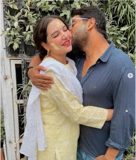 সামনেই নির্বাচন। প্রচারের কাজে ব্যস্ত রাজ চক্রবর্তী। পুরনো ছবি শেয়ার করি শুভশ্রী লিখলেন, 'মিস ইউ'