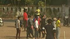 Ahmedabad: કોરોના વર્ક્યો હોવા છતાં યુવાનો બેખોફ, GMDC ગ્રાઉન્ડમાં રમ્યા ક્રિકેટ