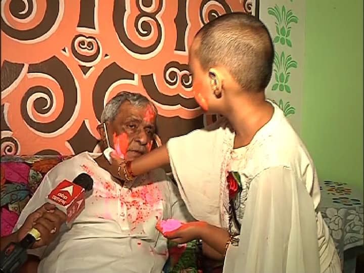 এই প্রথম গেরুয়া রং মাখছি, ভাল গেরুয়া রং, বাড়িতে লোকজন আসে, শুভেচ্ছা বিনিময় হয়, জানালেন শিশির অধিকারী।