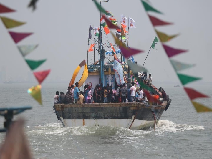 holi 2021 celebrated in a traditional way by koli fisherman community in revas karanja Holi 2021 | होळीनिमित्ताने रेवस- करंजाच्या समुद्रात कोळ्यांच्या सुशोभित होड्यांनी वेधलं लक्ष