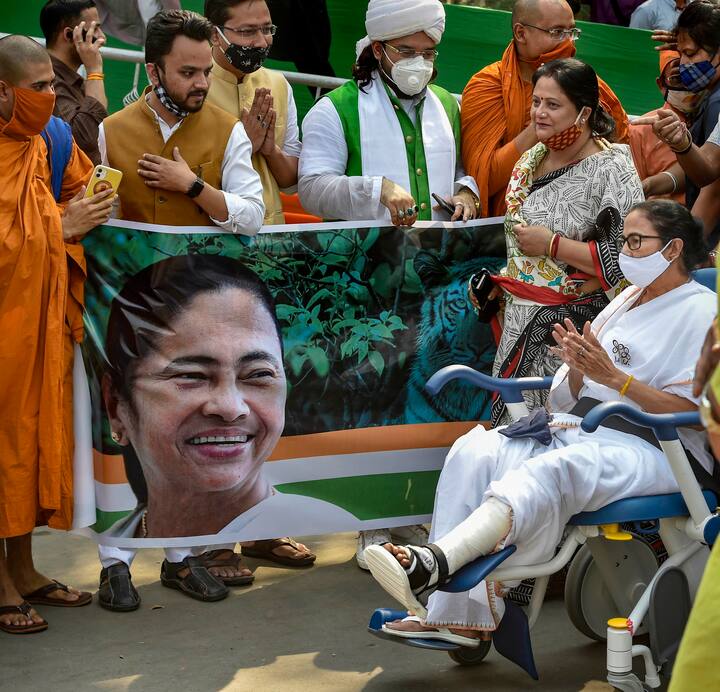 মমতা জানিয়েছেন, ২০১৮-১৯ অর্থবর্ষে তাঁর মোট আয় ছিল ২০ লক্ষ ৭১ হাজার ১০ টাকা।