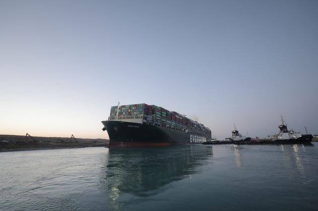 ever given container ship positioned in the centre of the canal after a week அப்பாடா... ஒருவழியாக சூயஸ் கால்வாய் நடுப்பகுதிக்கு நகர்த்தப்பட்ட கப்பல்..