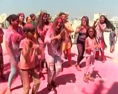 Holi 2021 Celebrations: Rajkotમાં રંગે રમ્યા બાદ યુવતીઓ ગરબે ઘૂમી, જુઓ તસવીરો