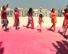Holi 2021 Celebrations: Rajkotમાં રંગે રમ્યા બાદ યુવતીઓ ગરબે ઘૂમી, જુઓ તસવીરો