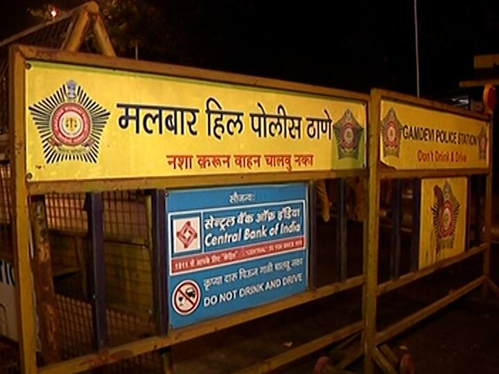 कोरोनाच्या पार्श्वभूमीवर लागू करण्यात आलेल्या नाईट कर्फ्यूनंतर मुंबई पोलीस रस्त्यावर उतरले आहेत.