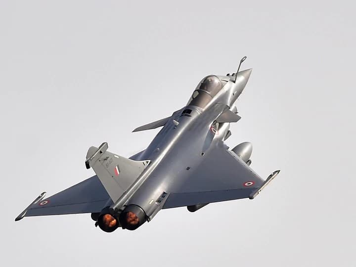 Fifth consignment of Rafale fighter jets arrived in India from France ANN फ्रांस से भारत पहुंची राफेल की पांचवीं खेप, तय किया 8 हजार किमी का नॉनस्टॉप सफर