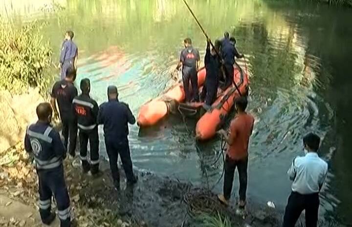 A 25 year old youth dead body found from Vishwamitri river of Vadodara , police at spot Vadodara : 25 વર્ષીય યુવક રહસ્યમય સંજોગોમાં એક્ટિવા સાથે વિશ્વામિત્રી નદીમાં ગરકાવ, અનેક તર્ક-વિતર્ક