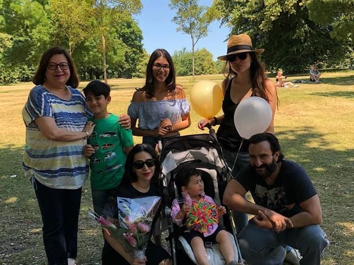 Kareena Kapoor Khan share throwback posts family picture on instagram Kareena Kapoor Khan ने शेअर केला थ्रोबॅक फोटो; सोशल मीडियावर होतोय व्हायरल