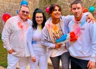 પ્રિયંકા ચોપરાએ પરિવાર સાથ ઉજવી હોળી, ઈન્સ્ટાગ્રામ પર તસવીરો કરી  શેર 