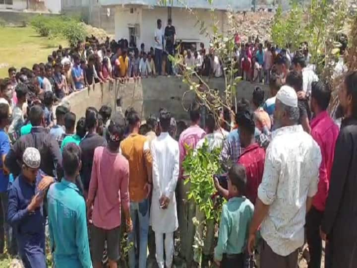 Dahod: The young man not found who jumped into the well to escape the dog Dahod : કૂતરો પાછળ પડતાં બચવા યુવક કૂદ્યો કૂવામાં, યુવકની શોધખોળ શરૂ, લોકોના ટોળેટોળા ઉમટ્યા