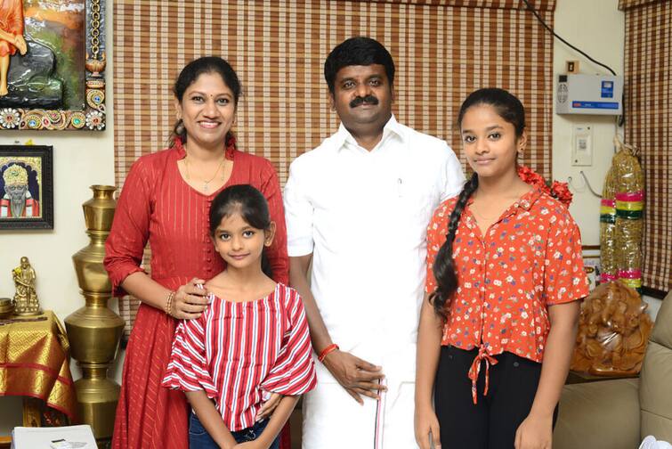 vijayabaskar daughters rithanya and ananya campaigning for his father at viralimalai constituency பரப்புரையில் பட்டையை கிளப்பும் விஜயபாஸ்கர் மகள்கள்