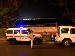 In Pics | नाईट कर्फ्यूच्या पार्श्वभूमीवर मुंबई पोलीस रस्त्यावर, अनेक ठिकाणी नाकाबंदी