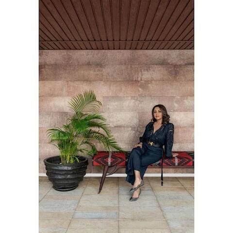 বিগত কয়েক দশক ধরেই জনপ্রিয়তার শিখরে বলিউড অভিনেতা শাহরুখ খান। রুপোলি পর্দায় দীর্ঘ কেরিয়ারে দর্শকদের হৃদয়ে গভীর ছাপ ফেলতে সক্ষম হয়েছেন বলিউডের কিং খান। কেরিয়ারের শুরুতে এসআরকে ‘সার্কাস’ ও ‘ফৌজি’-র মতো টেলিভিশন সিরিয়ালে অভিনয় করেছিলেন। এরপর তিনি বলিউডে পা রাখেন। আর বাকিটা তো ইতিহাস। অভিনয় দক্ষতায় বারেবারেই দর্শকদের মুগ্ধ করেছেন তিনি।