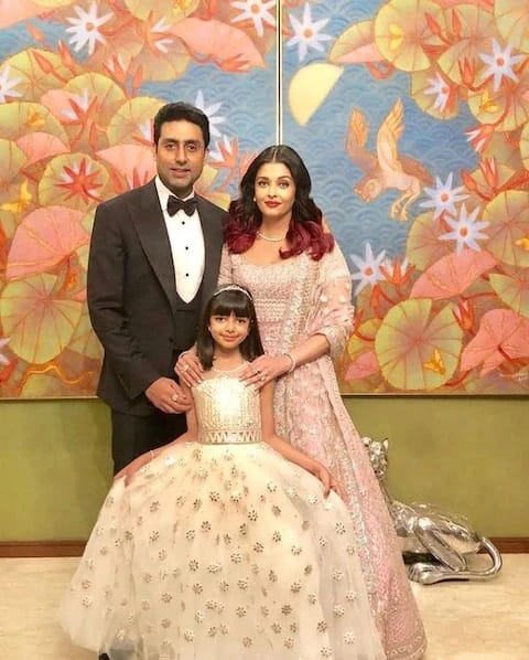 এই বিশাল বাংলোয় অমিতাভ তাঁর পরিবারের সঙ্গে বসবাস করেন। এখানে বলে রাখা দরকার, 'সত্তে পে সত্তা' ছবির সাফল্যের পর পরিচালক রমেশ সিপ্পি অমিতাভকে এই বাড়িটি উপহার দিয়েছিলেন।