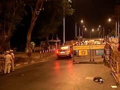 In Pics | नाईट कर्फ्यूच्या पार्श्वभूमीवर मुंबई पोलीस रस्त्यावर, अनेक ठिकाणी नाकाबंदी