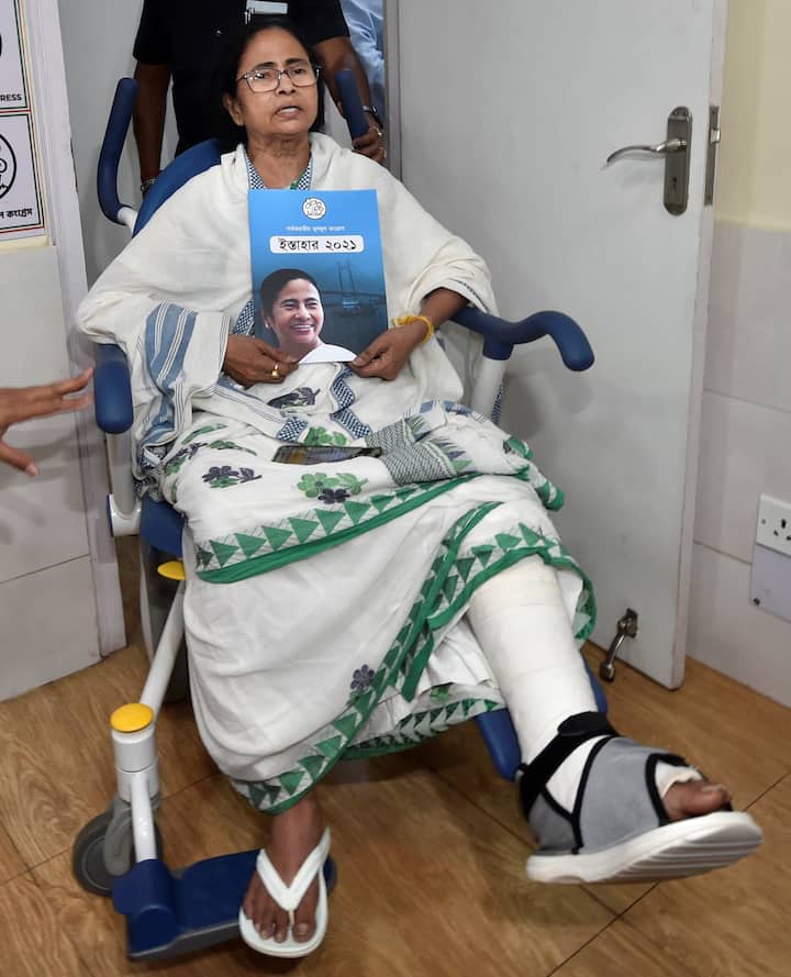 জানেন মমতার হাতে নগদ কত টাকা রয়েছে? হলফনামায় তৃণমূল কংগ্রেসের সুপ্রিমো জানিয়েছেন, ৬৯ হাজার ২৫৫ টাকা নগদ রয়েছে তাঁর হাতে।
