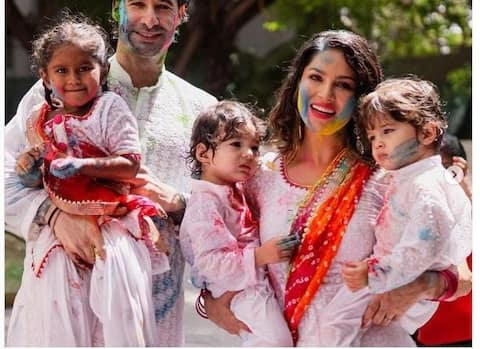 આ તસવીર ગત વર્ષ સની લિયોનીએ તેમના ઇન્સ્ટાગ્રામ પર પોસ્ટ કરી હતી. આ તસવીરમાં સની અને તેમના પતિ ડેનિયલ વેબર ત્રણ બાળકો સાથે હોળી સેલિબ્રેટ કરતો જોવા મળ્યો હતા.