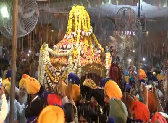 ਹੋਲੇ-ਮੁਹੱਲੇ 'ਤੇ ਇਤਰ ਨਾਲ ਮਹਿਕਿਆ ਸ਼੍ਰੀ Darbar Sahib, ਦੇਖੋ ਅਲੌਕਿਕ ਨਜ਼ਾਰਾ