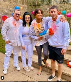 ਬਾਲੀਵੁੱਡ ਸਿਤਾਰਿਆਂ ਨੇ ਧੂਮਧਾਮ ਨਾਲ ਮਨਾਈ ਹੋਲੀ, ਪ੍ਰਿਯੰਕਾ ਚੋਪੜਾ ਨੇ ਨਿੱਕ ਜੋਨਸ ਨਾਲ ਸ਼ੇਅਰ ਕੀਤੀਆਂ ਤਸਵੀਰਾਂ