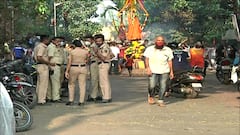 Holi Festival : माहिम कोळीवाड्यात धुलिवंदन सेलिब्रेशन, नियम मोडत रस्त्यावर नाचणाऱ्यांवर कारवाई कधी?