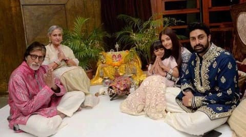 জলসায় আপনি ঈশ্বরের বিভিন্ন ছবি দেখতে পাবেন। সংবাদমাধ্য়মে প্রকাশিত তথ্য় অনুযায়ী, বাড়ির মধ্যে যে মন্দির রয়েছে, তাতে রাখা সব মূর্তিকে সোনা ও হিরের গয়নায় সাজিয়ে তোলা হয়েছে।