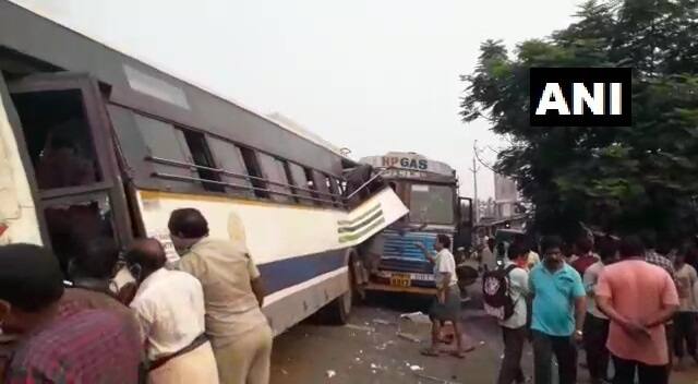 Government buses collide in Andhra Pradesh: 5 killed ஆந்திராவில் அரசு பேருந்துகள் நேருக்கு நேர் மோதல்.. 5 பேர் உயிரிழப்பு..