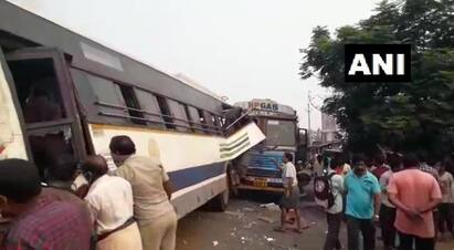Government buses collide in Andhra Pradesh: 5 killed ஆந்திராவில் அரசு பேருந்துகள் நேருக்கு நேர் மோதல்.. 5 பேர் உயிரிழப்பு..