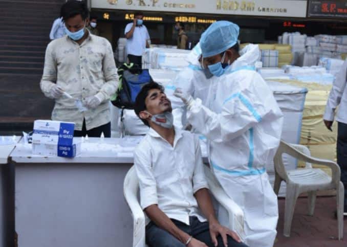 Surat Coronavirus Update: Covid 19 positive patients goes under ground Surat Corona Cases Update: ગુજરાતમાં કોરોનાથી સૌથી વધુ પ્રભાવિત આ શહેરમાં બની ચોંકાવનારી ઘટના, કોરોનાના દર્દીએ લખાવ્યું ખોટું સરનામું ને......