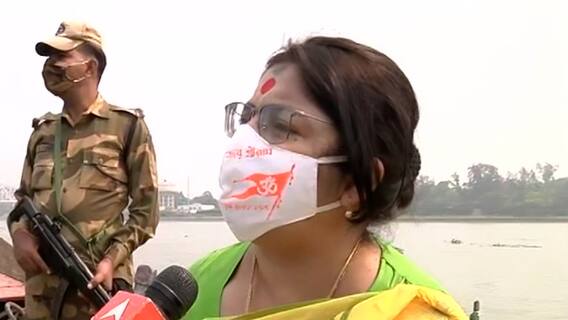 BJP candidate Locket Chatterjee's unique campaigning style in boat | Report From Hooghly