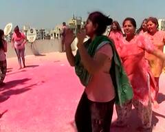 Holi 2021 Celebrations: Rajkotમાં રંગે રમ્યા બાદ યુવતીઓ ગરબે ઘૂમી, જુઓ તસવીરો