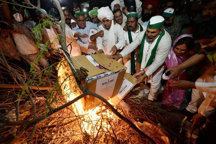 farm law copies burn for holi celebration வேளாண் மசோதா நகலை எரித்து விவசாயிகள் ஹோலி கொண்டாட்டம்